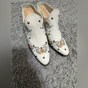 Western White Floral vegan leather mules pumps “cowboy boots style” pointed toe